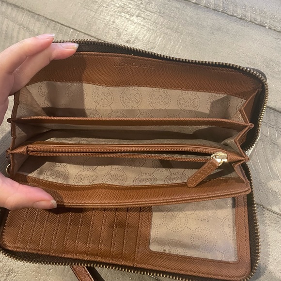 Michael Kors Brown monogram wallet - Picture 11 of 11